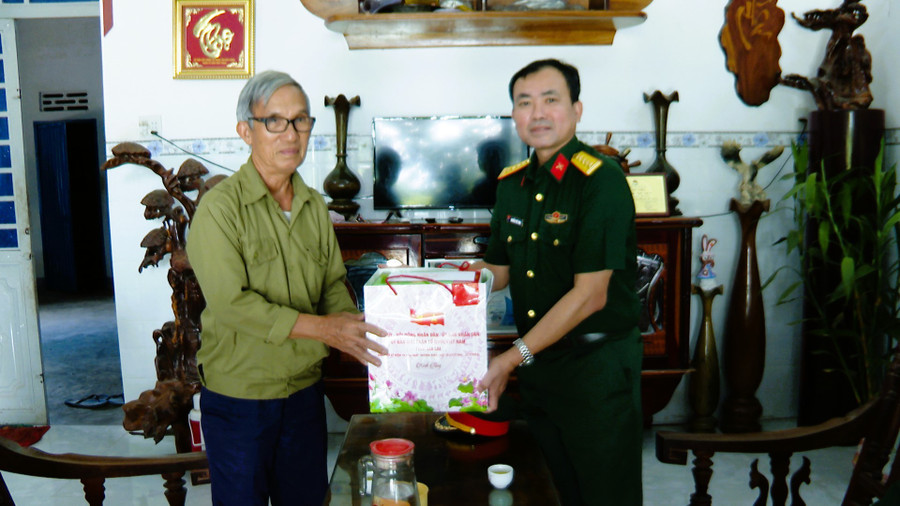 លោកវរសេនីយ៍ឯក Nguyen The Vinh មេបញ្ជាការបញ្ជាការដ្ឋានយោធភូមិភាគបានអញ្ជើញទៅសួរសុខទុក្ខ និងជូនអំណោយរបស់គណៈកម្មាធិការបក្សខេត្ត ក្រុមប្រឹក្សាប្រជាជន គណៈកម្មាធិការប្រជាជន និងគណៈកម្មាធិការរណសិរ្សមាតុភូមិវៀតណាមចំពោះយុទ្ធជនពិការ Vu Ba Thoa (ឃុំ Uar)។ រូបថត៖ Thanh Phuc hinh-4.jpg
