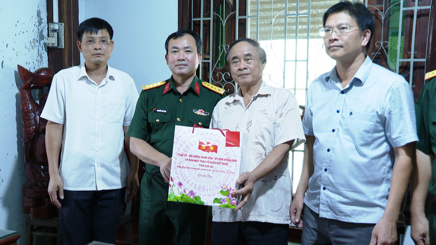 លោកវរសេនីយ៍ឯក Nguyen The Vinh មេបញ្ជាការបញ្ជាការដ្ឋានយោធភូមិភាគខេត្ត បានអញ្ជើញទៅសួរសុខទុក្ខ និងជូនអំណោយរបស់គណៈកម្មាធិការបក្សខេត្ត ក្រុមប្រឹក្សាប្រជាជន គណៈកម្មាធិការប្រជាជន និងគណៈកម្មាធិការរណសិរ្សមាតុភូមិវៀតណាមចំពោះយុទ្ធជនពិការ Nguyen Van Kham (ឃុំ Phu Tuc)។ រូបថត៖ Thanh Phuc hinh-2.jpg