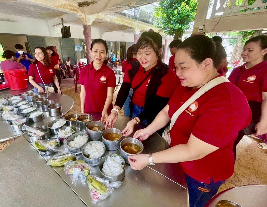 Ủy ban MTTQ Việt Nam phường Quy Nhơn Nam chuẩn bị các suất ăn tặng người bệnh. Ảnh: ĐVCC 1-2025-07-06t164343103.jpg