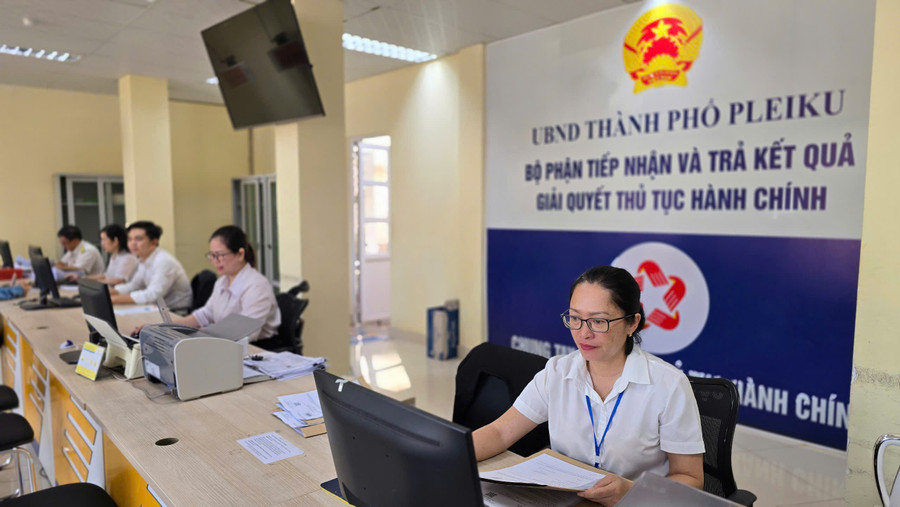 Theo kịch bản, tỉnh Gia Lai (mới) triển khai mô hình phi địa giới trong công tác tiếp nhận hồ sơ thủ tục hành chính lĩnh vực đất đai đối với thủ tục “Tách thửa hoặc hợp thửa” và thủ tục “Đăng ký biến động quyền sử dụng đất”. Ảnh: P.V z6716172448551-7526fc1f69ccdba4eddba65c83b71be2.jpg