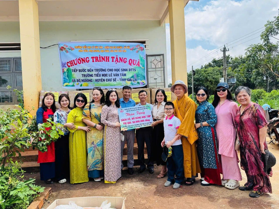 Đoàn công tác tặng sách, vở và đồ dùng học tập cho học sinh trường Tiểu học Lê Văn Tám (xã Bờ Ngoong). Ảnh: Hồng Ngọc doan-cong-tac-tang-sach-vo-va-do-dung-hoc-tap-cho-hoc-sinh-truong-tieu-hoc-le-van-tam-xa-bo-ngoong.jpg