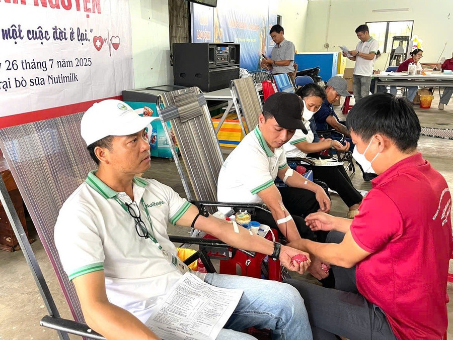 Cán bộ, công nhân, người lao động và đoàn viên thanh niên Công ty cổ phần Chăn nuôi Bò thịt-Bò sữa Cao Nguyên tham gia hiến máu tình nguyện. Ảnh: Hồng Ngọc can-bo-cong-nhan-nguoi-lao-dong-va-dvtn-cong-ty-co-phan-chan-nuoi-bo-thit-bo-sua-cao-nguyen-tham-gia-hmtn.jpg