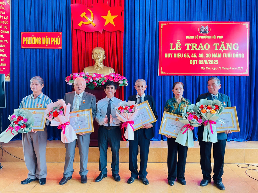 លេខាគណៈកម្មាធិការបក្សសង្កាត់ Hoi Phu លោក Vo Phuc Anh ប្រគល់ផ្លាកសញ្ញាបក្សជូនសមាជិកបក្សនៅតំបន់។ រូបថត៖ Ba Binh anh-4.jpg