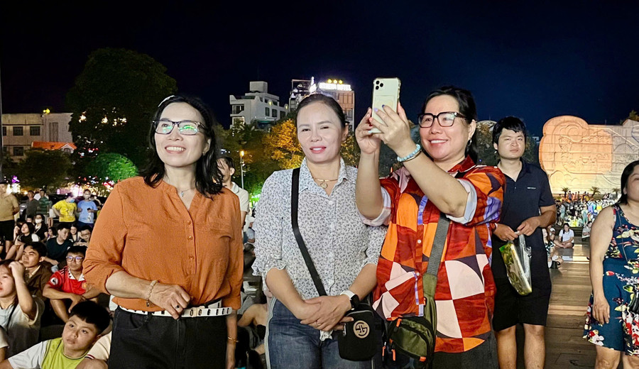 Chị Diệp Linh (bìa phải) cùng bạn bè đến xem chương trình nghệ thuật. Ảnh: Dương Linh z6958884959362-da42c8e2dd323a463154b0070f7f54f2.jpg