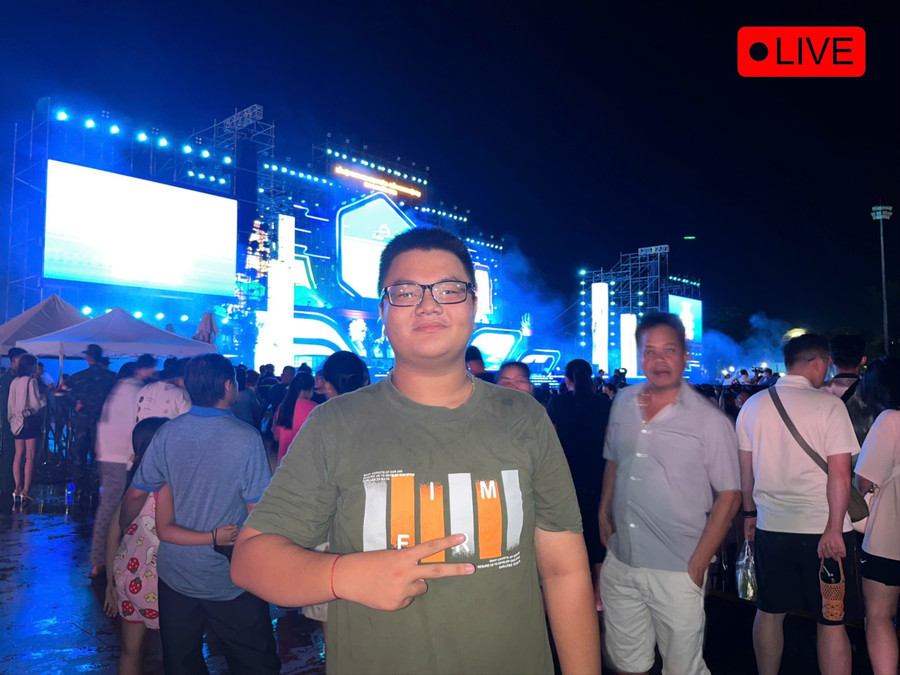 Bạn Nguyễn Thành Tài có mặt từ sớm để đón xem chương trình nghệ thuật. Ảnh: Kiều Vy vvy.jpg