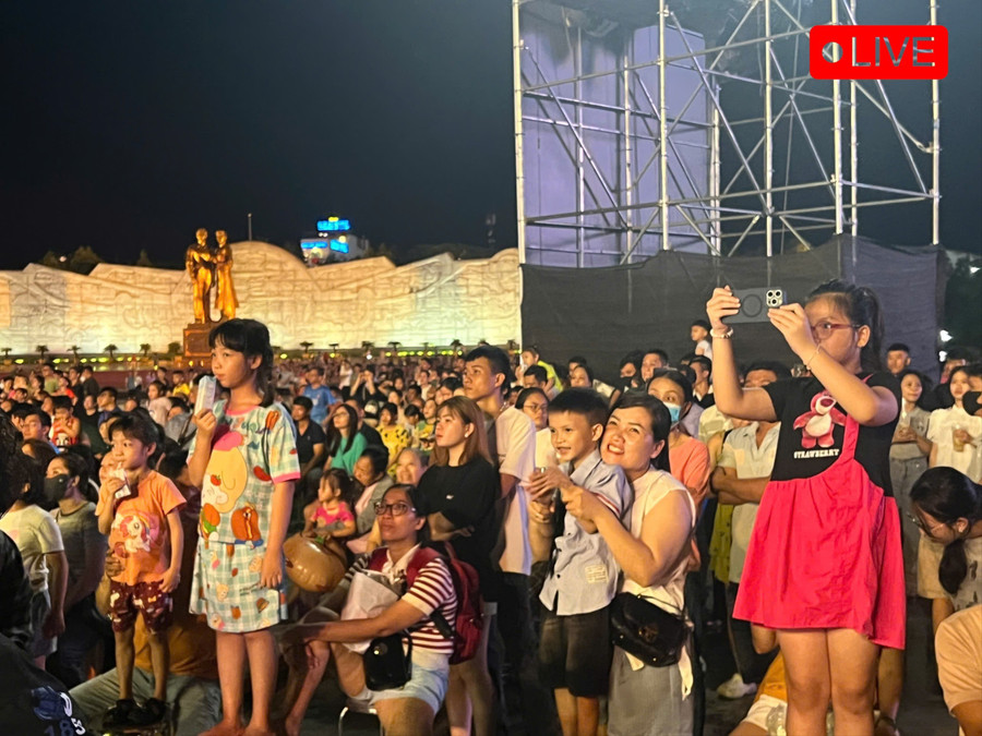 Người dân háo hức theo dõi chương trình nghệ thuật đặc sắc. Ảnh: Dương Linh z6958700145134-f1488c985ea19f12ba68adba4a51023b-5746.jpg