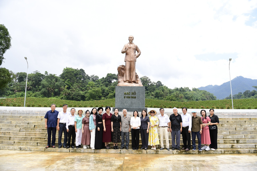 Đoàn công tác chụp ảnh lưu niệm tại Tượng đài Bác Hồ ở Tân Trào. Ảnh: Quốc Việt 159.jpg