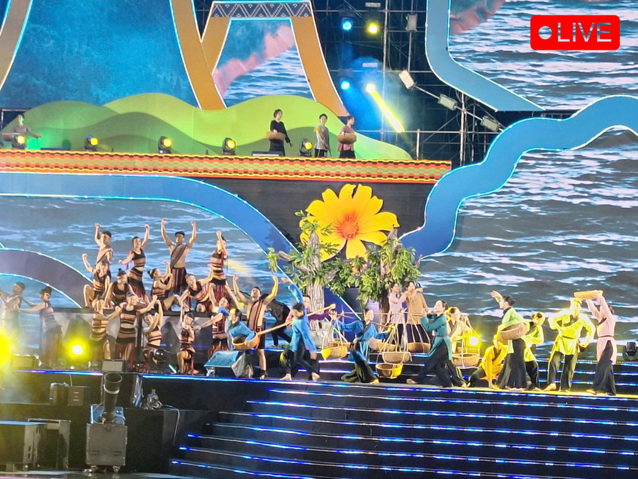Một hoạt cảnh sinh động trong tiết mục mở màn chương trình nghệ thuật. Ảnh: Quang Tấn ttt.jpg