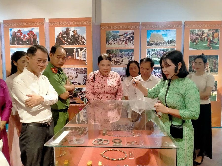 Besucher der Ausstellung. Foto: Xuan Toan 2.jpg