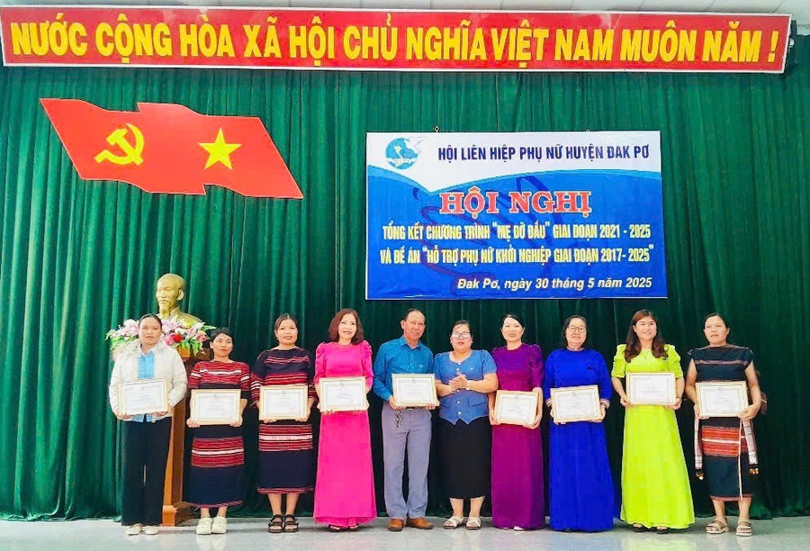 Hội LHPN huyện tặng giấy khen 10 cá nhân có thành tích xuất sắc trong thực hiện chương trình “Mẹ đỡ đầu” giai đoạn 2021-2025. Ảnh: Lan Anh img-9986.jpg