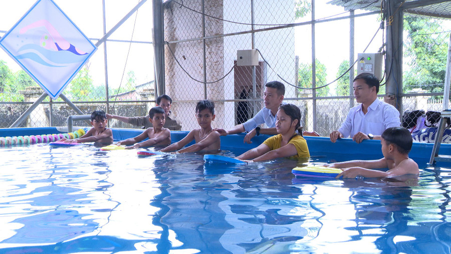 Các em học sinh thực hành kỹ năng bơi dưới nước. Ảnh: Bùi Đại hs-tham-gia-boi-1.jpg
