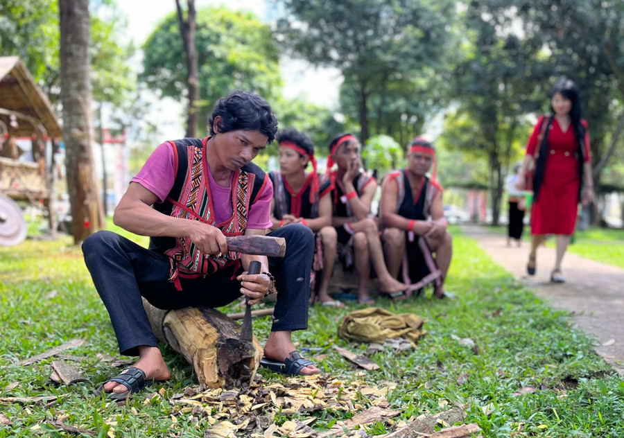 Tạc tượng gỗ dân gian mang đậm chất nghệ thuật truyền thống của cộng đồng các dân tộc Jrai, Bahnar ở tỉnh Gia Lai. Ảnh: P.V img-9758.jpg