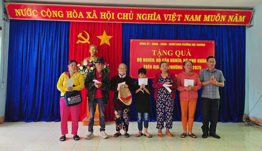 Lãnh đạo phường Hội Thương trao quà cho các hộ nghèo, cận nghèo. Ảnh: Bá Bính anh-2-7656.jpg