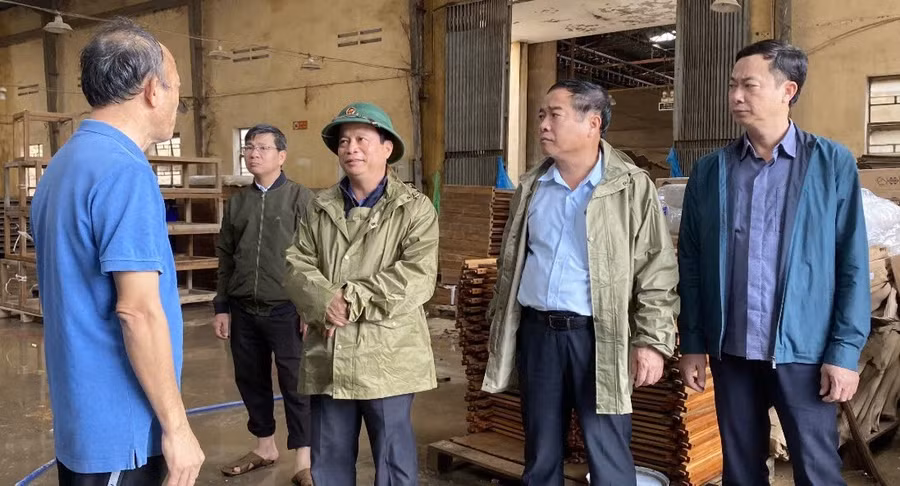 pho-chu-tich-thuong-truc-ubnd-tinh-nguyen-tuan-thanh-kiem-tra-thiet-hai-sau-mua-lu-tai-cong-ty-cp-nem-goi-quy-nhon-kcn-phu-tai-anh-xuan-dinh.jpg