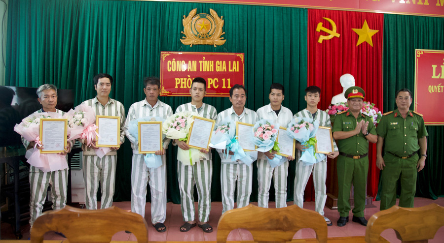 Đại diện lãnh đạo Trại Tạm giam và Phòng Cảnh sát Thi hành án hình sự và Hỗ trợ tư pháp Công an tỉnh đã trao Quyết định đặc xá của Chủ tịch nước cho các phạm nhân. Ảnh: Lê Ánh ban-sao-2-img-9763.jpg