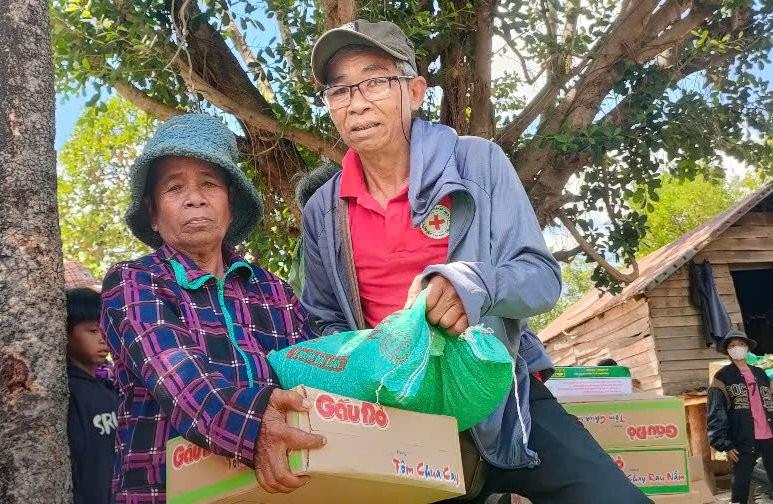 Đoàn công tác tặng quà cho các hộ già yếu, khó khăn tại xã Ia Le. Ảnh: Hồng Ngọc doan-cong-tac-tang-qua-cho-cac-ho-gia-yeu-kho-khan-xa-ia-le.jpg