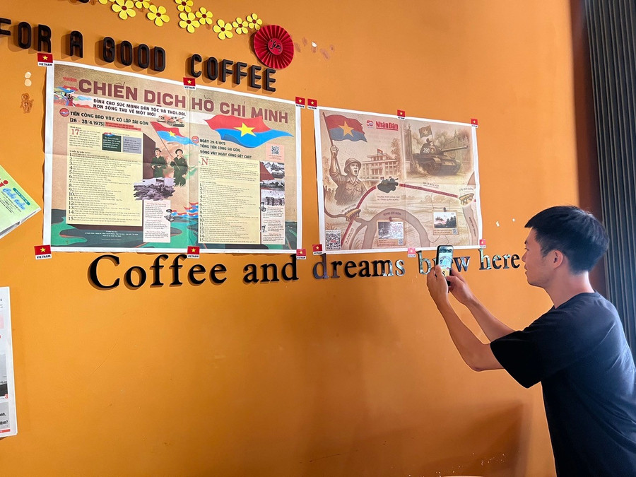 Từ các mã QR được cung cấp, bạn đọc sẽ có những trải nghiệm thú vị với công nghệ thực tế ảo tăng cường AR và 3D mapping. Ảnh: P.V z6557857502257-2574f3782474139c1100bacf676fb96d.jpg