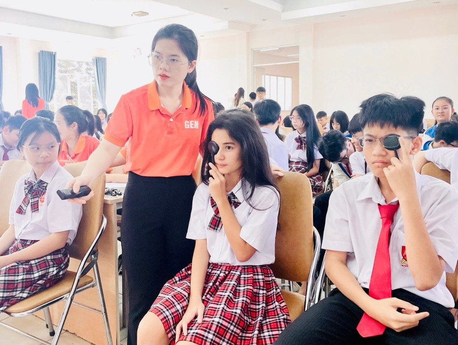 Gần 150 em học sinh khối 9 của Trường Quốc tế Châu Á Thái Bình Dương đã được y-bác sĩ Bệnh viện Mắt Quốc tế Sài Gòn-Gia Lai thăm khám mắt tổng quát. Ảnh: Như Nguyện z6409469288968-e121087e89957382b6a16064c636e348.jpg