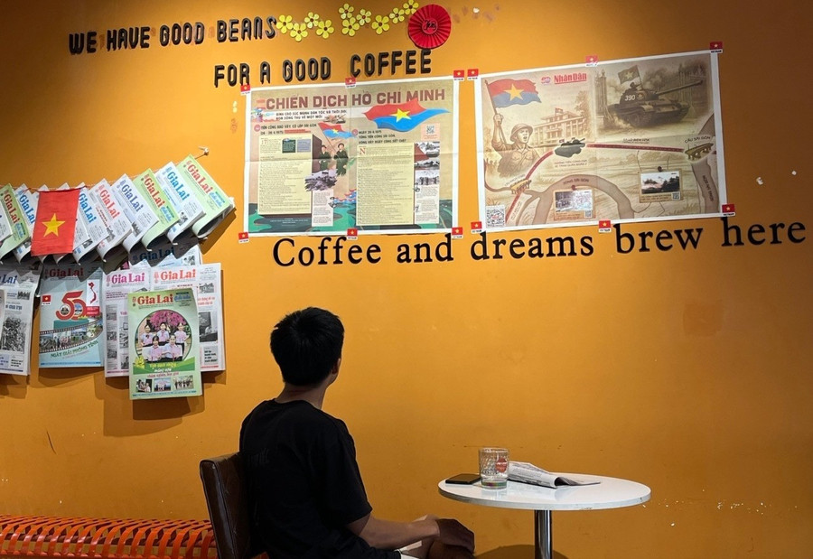 Một bạn trẻ ở TP. Pleiku say sưa ngắm nhìn ấn phẩm đẹp mắt của Báo Nhân Dân về sự kiện đặc biệt của đất nước. Ảnh: P.V z6557857492120-fc7afdd135dca5493c15a173acf546f1-7766.jpg