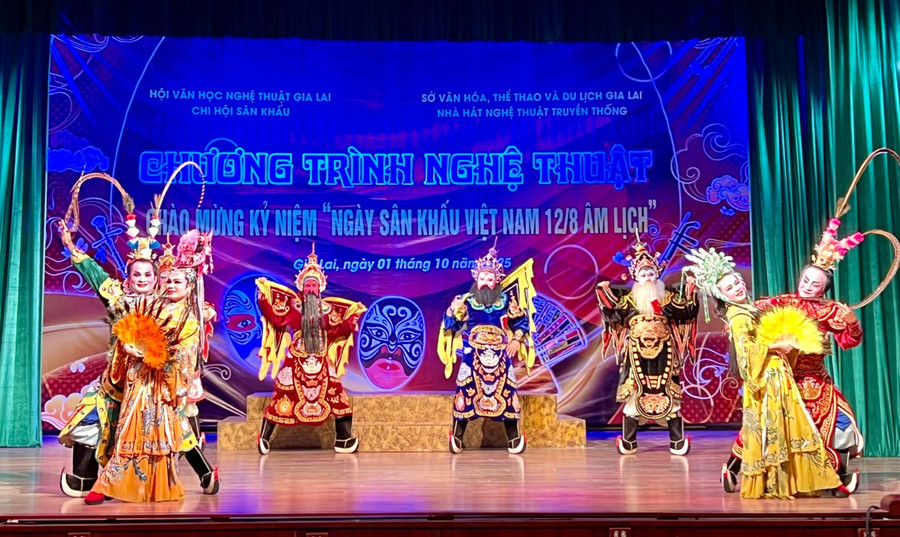 Nghệ thuật tuồng xứ nẫu mang bản sắc địa phương, thể hiện chất võ thuật rất mạnh mẽ, cuốn hút. Ảnh: Phan Lài z7104272750215-45bfaeed188d653b4550b7065df61053-3796.jpg