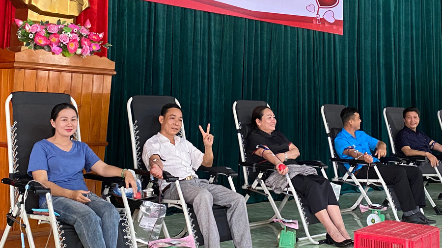 Đông đảo người dân trên địa bàn huyện tham gia hiến máu. Ảnh: Mai Linh img-7213.jpg