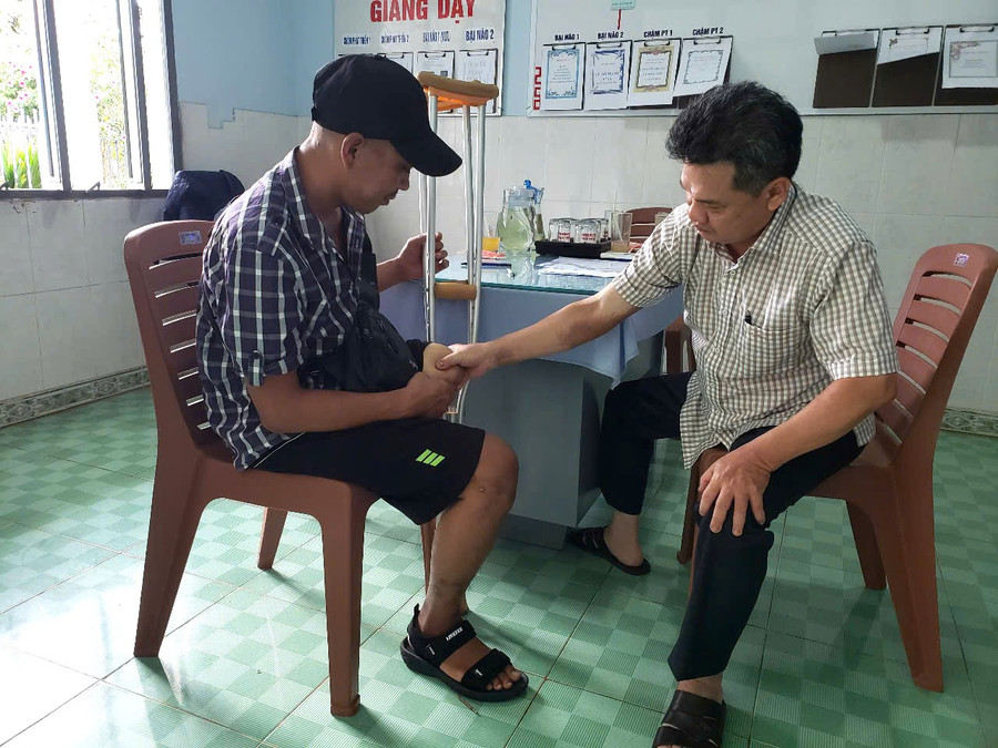 Các bác sĩ Bệnh viện Chỉnh hình và Phục hồi chức năng Quy Nhơn khám sàng lọc cho người khuyết tật hệ vận động. Ảnh: Hồng Ngọc 3.jpg