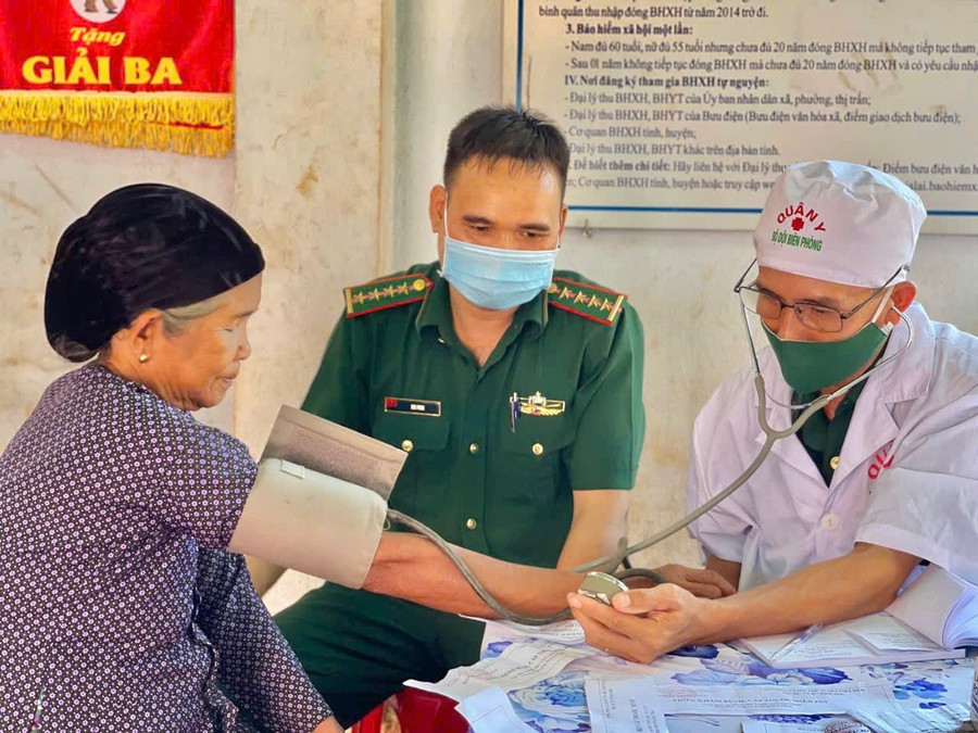 Y-bác sĩ khám bệnh cho bà con nhân dân xã Ia O. Ảnh: Kiên Quyết image.png