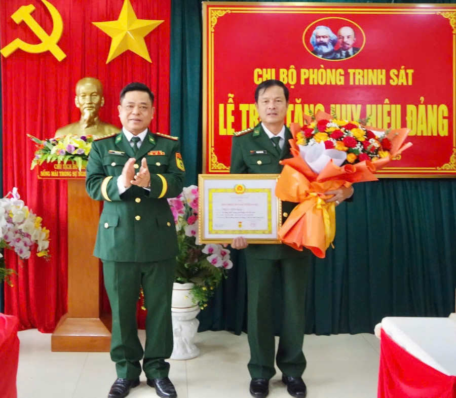 Colonel Ro Mah Tuan - Party Secretary, Political Commissar of the Provincial Border Guard congratulated Colonel Tran Tien Hai. Photo: Kien Quyet image-3.png