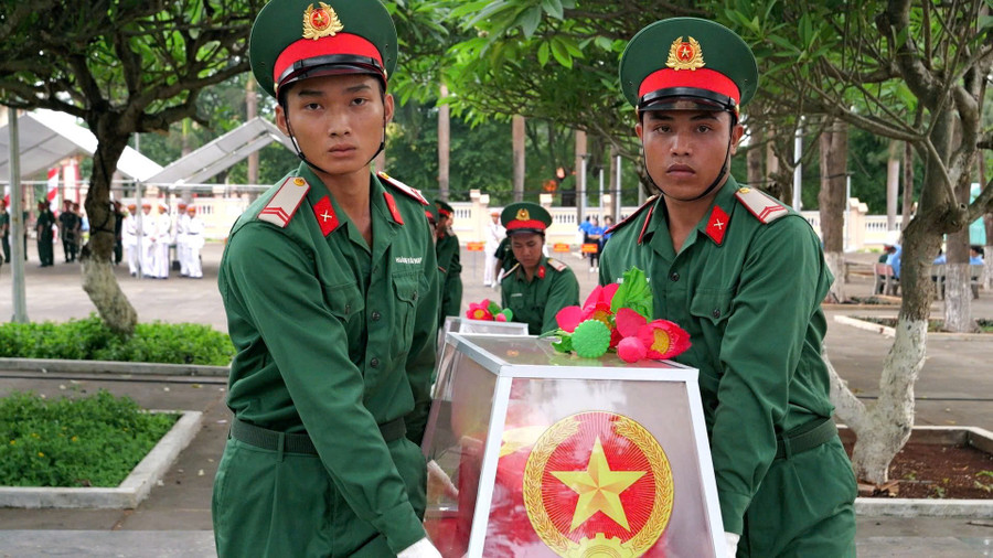 ទាហានដឹកអដ្ឋិធាតុរបស់ទុក្ករបុគ្គលទៅកន្លែងបញ្ចុះ។ រូបថត៖ Thanh Sang z6628375329044-b7c16053cf4eef5582ee587fd19c933d.jpg
