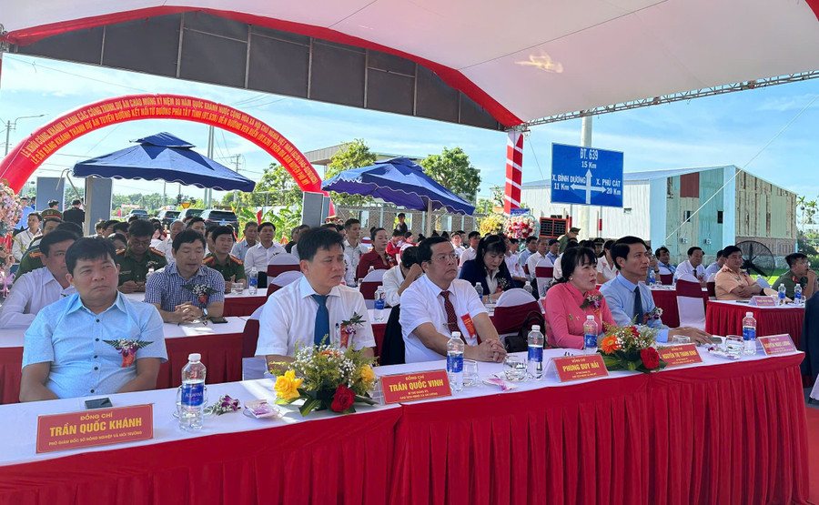 Các đại biểu tham dự Lễ cắt băng khánh thành Dự án tuyến đường kết nối từ đường phía Tây tỉnh (ĐT.638) đến đường ven biển (ĐT.639). Ảnh: T.K z6921713642260-38ba47025edefc8bbe0ec5e3e6a8cda2.jpg