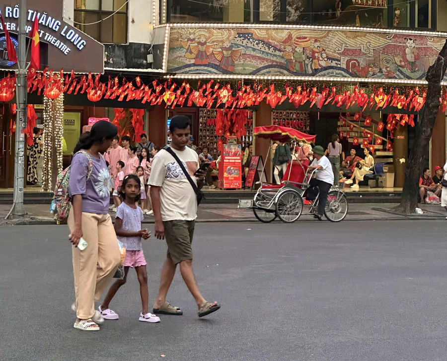 Jumlah wisatawan mancanegara yang memilih Vietnam sebagai destinasi wisata dan relaksasi semakin meningkat. Foto: P.V. khach-quoc-te-tham-quan-tai-ha-noi.jpg