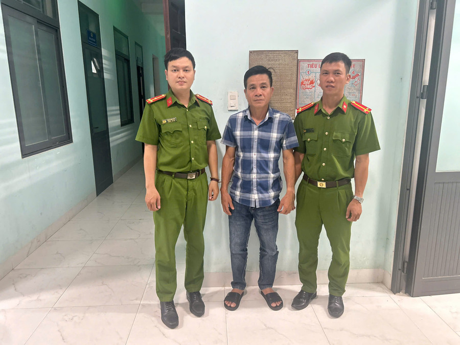 Đối tượng truy nã Phan Trần Tiến (giữa) tại cơ quan Công an. Ảnh: ĐVCC z6854546142648-ceb65988be952373c4e4c071fd43927b.jpg