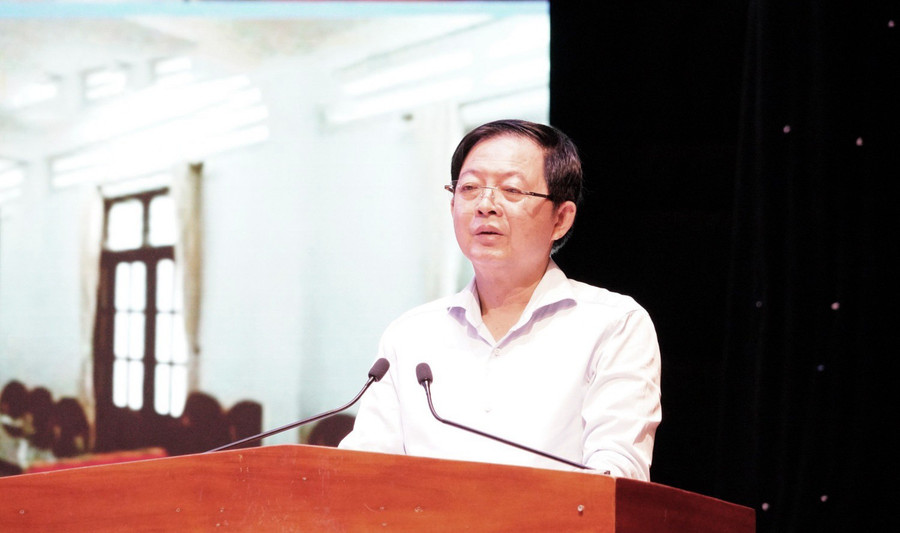 Đồng chí Hồ Quốc Dũng, Ủy viên Trung ương Đảng, Bí thư Tỉnh ủy, thông báo nhanh kết quả Hội nghị Trung ương 12, khóa XIII. Ảnh: Nguyễn Hân a1-2987-1.jpg