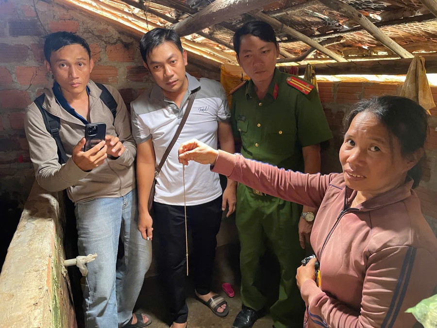 Đối tượng Nguyễn Thị Hồng Ân giao sợi dây chuyền cướp được cất giấu tại nhà cho Công an xã Ân Tường. Ảnh: ĐVCC z6852719122737-11e41e1d2c92dc5f691a7850cfd27dea.jpg