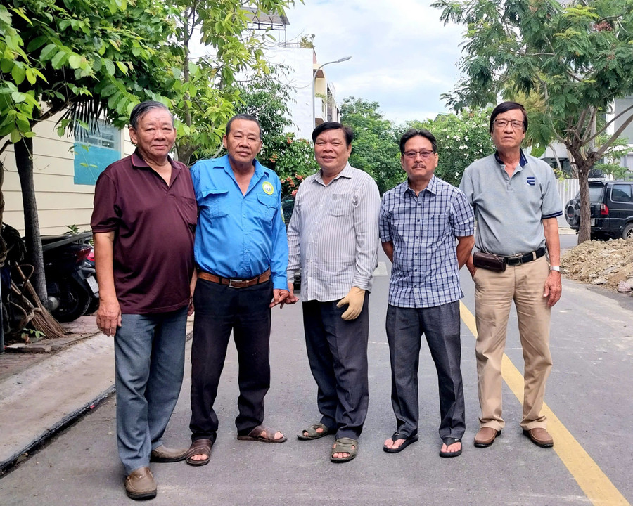 Từ phải sang, các ông: Đoàn Văn Thảo, Trương Thế Trung (tác giả bài thơ), Trần Ngọc Phú (người khiêng ông Hội sau khi ông Tây giẫm mìn), Lê Ngọc Hội và Trần Công Tài. Ảnh: Nhân vật cung cấp d5f7341d141f9d41c40e.jpg