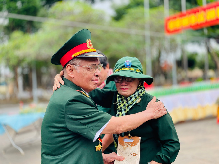 Ông Lê Xuân Trọng nghẹn ngào khi được gặp thân nhân người đã cứu mạng mình trên chiến trường hơn 40 năm trước. Ảnh: Phương Duyên 659cb448922f1b71423e.jpg