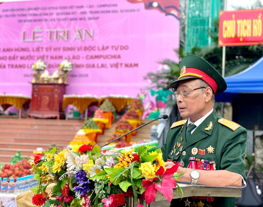 ông Lê Xuân Trọng-Trưởng ban Vận động Liên hiệp Cựu quân tình nguyện và Chuyên gia quân sự Việt Nam-Lào-Campuchia, Trưởng ban Tổ chức đọc diễn văn tại buổi lễ. Ảnh: Lam Nguyên ecfedb699e3d17634e2c.jpg