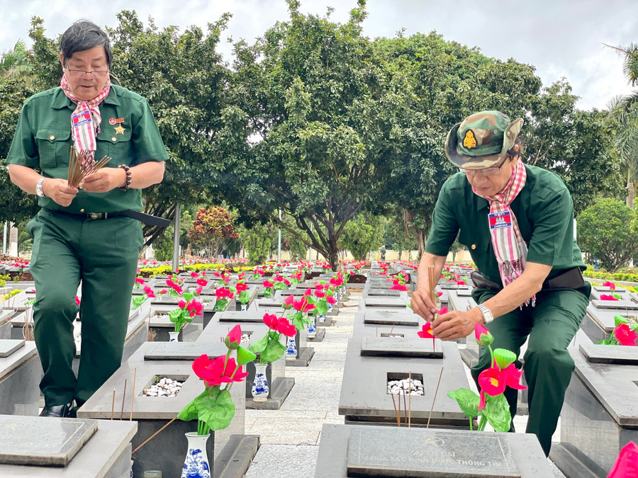 Bác sĩ, Thầy thuốc Nhân dân Nguyễn Văn Xáng (bìa trái) thắp hương tưởng niệm đồng đội tại Nghĩa trang Liệt sĩ Đức Cơ. Ảnh: Phương Duyên 490a217103168a48d307.jpg