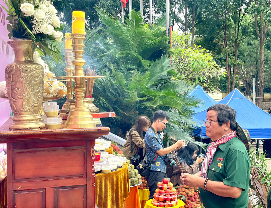 Bác sĩ, Thầy thuốc Nhân dân Nguyễn Văn Xáng gửi nén tâm hương đến các Anh hùng liệt sĩ đã hy sinh cho sự nghiệp giải phóng dân tộc. Ảnh: Phương Duyên 3b8d31acf8cb719528da.jpg