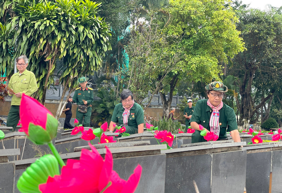 Nén tâm hương được ông Thảo và đồng đội thắp lên cho người nằm lại. Ảnh: Phương Duyên 1a0c8a35a13728697126.jpg