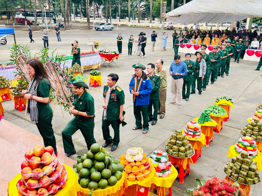 Các đại biểu thành kính dâng hương, dâng hoa tại Nghĩa trang Liệt sĩ Đức Cơ sáng 22-7. Ảnh: Phương Duyên fcd3dfda1bbd92e3cbac.jpg