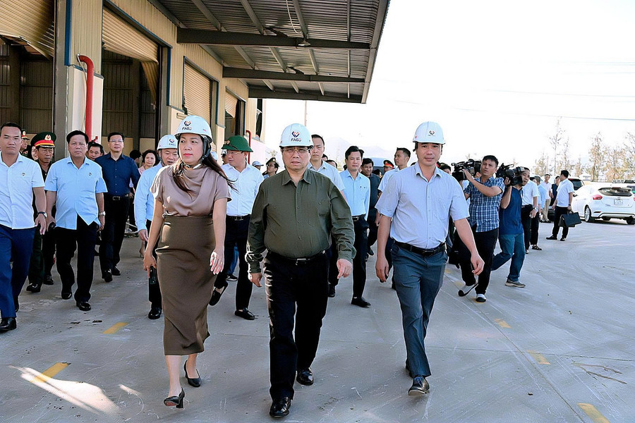 Đoàn công tác của Thủ tướng Chính phủ Phạm Minh Chính đến thăm và kiểm tra tình hình thiệt hại do bão số 13 tại Công ty Thức ăn Chăn nuôi Fago. Ảnh: Đức Thụy