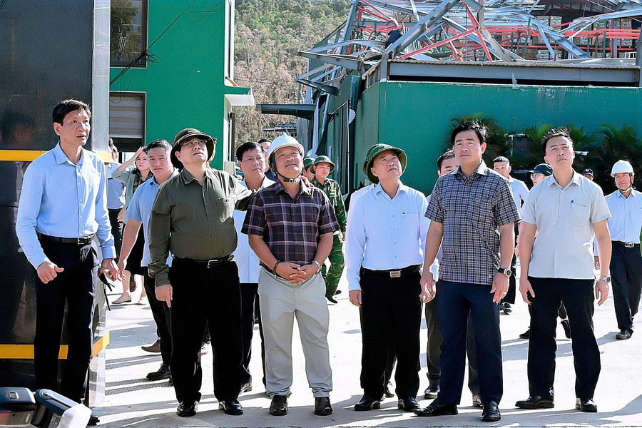 Thủ tướng Chính phủ Phạm Minh Chính cùng lãnh đạo tỉnh kiểm tra thực tế tình hình thiệt hại tại các doanh nghiệp. Ảnh: Đức Thụy