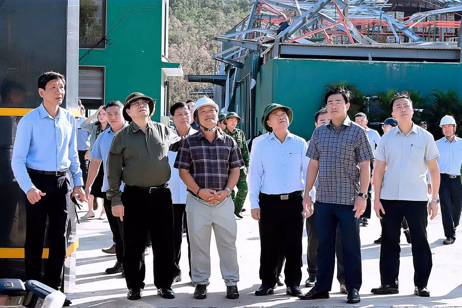 Thủ tướng Chính phủ Phạm Minh Chính cùng lãnh đạo tỉnh kiểm tra thực tế tình hình thiệt hại tại các doanh nghiệp. Ảnh: Đức Thụy