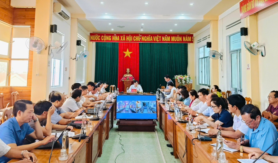 ទិដ្ឋភាពនៃកិច្ចប្រជុំការងារនៅគណៈកម្មាធិការប្រជាជនស្រុក Ia Pa ។ រូបថត៖ Nhu Loan 1.jpg