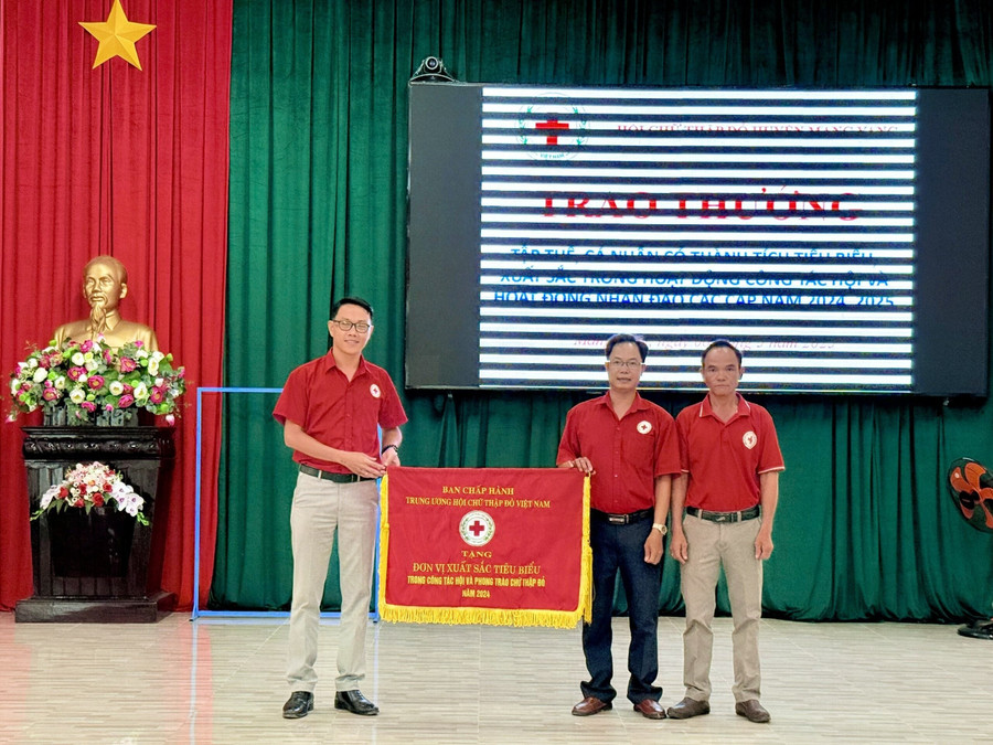 Ông Nguyễn Chí Cẩn-Phó Chủ tịch Hội Chữ thập đỏ tỉnh trao Cờ thi đua cho Hội Chữ thập đỏ huyện Mang Yang. Ảnh: Hồng Ngọc ong-nguyen-chi-can-pho-chu-tich-hoi-ctd-tinh-trao-co-thi-dua.jpg