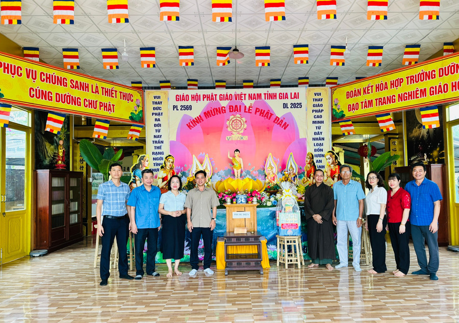 Lãnh đạo thị xã Ayun Pa thăm, chúc mừng tại chùa Phổ Minh nhân dịp Đại lễ Phật đản. Ảnh: Nguyễn Sang thi-xa-ayun-pa-tham-chuc-mung-tai-chua-pho-minh-nhan-dip-dai-le-phat-dan-pl2569-dl2025.jpg