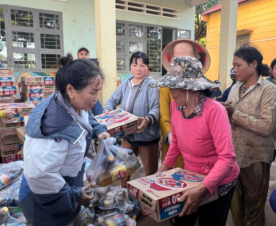 Đoàn công tác tặng quà cho người dân xã Kông Htok. Ảnh: Hồng Ngọc doan-cong-tac-tang-qua-cho-dong-bao-dtts-xa-kong-htok.jpg