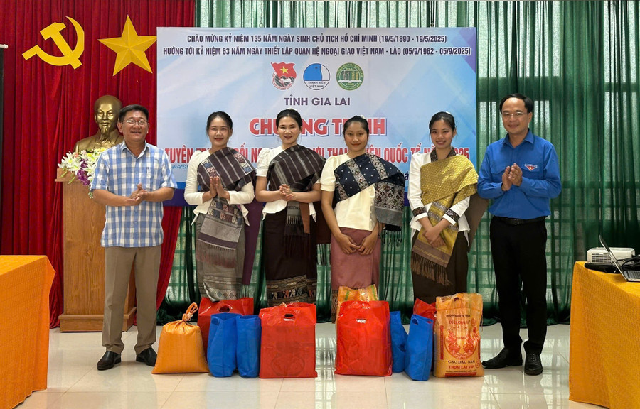 Thường trực Tỉnh đoàn tặng quà cho các sinh viên Lào. Ảnh: Hà Đức Thành thuong-truc-tinh-doan-tang-qua-cho-cac-sinh-vien-lao.jpg