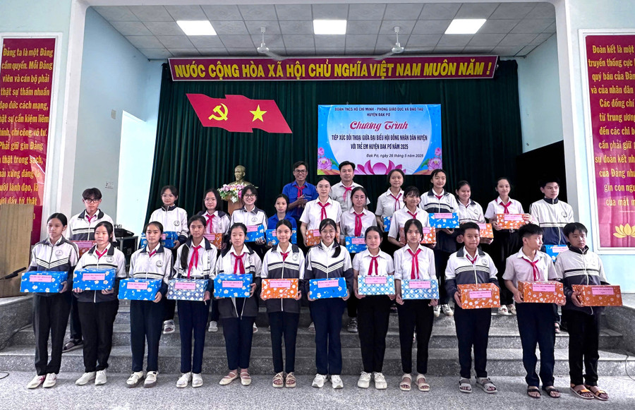 HĐND huyện Đak Pơ trao quà động viên, khích lệ tinh thần học tập, rèn luyện của các em tham gia chương trình. Ảnh: Lan Anh z6642659695936-6c0bf6b01b809ee95d5361fefc96b183.jpg